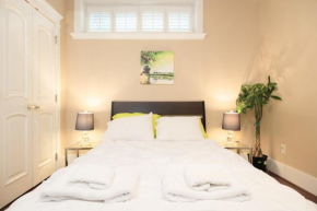 Deluxe Bedroom with Shared Washroom in Homestay